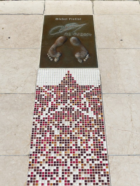 这背后或许 这背后或许